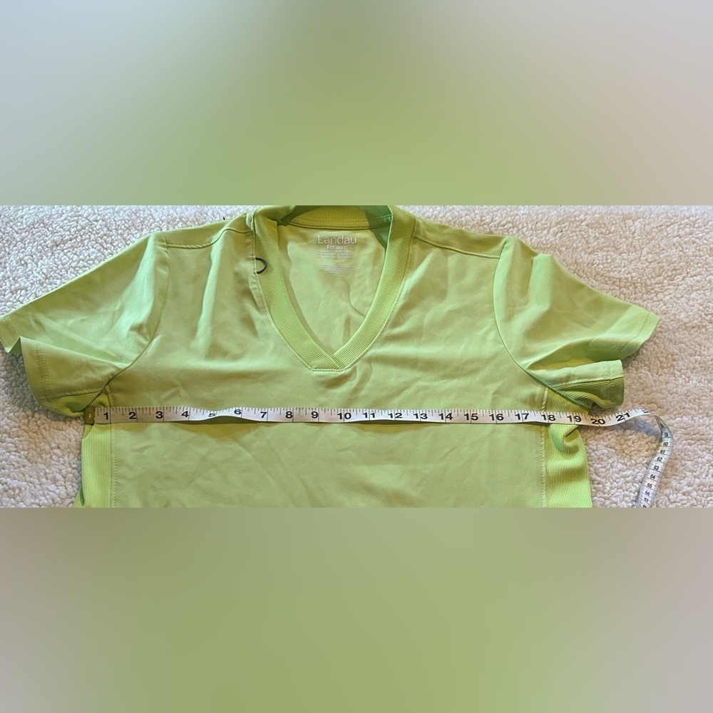 Landau Forward Women’s Green Scrub Top with Pockets size Medium - Picture 8 of 9